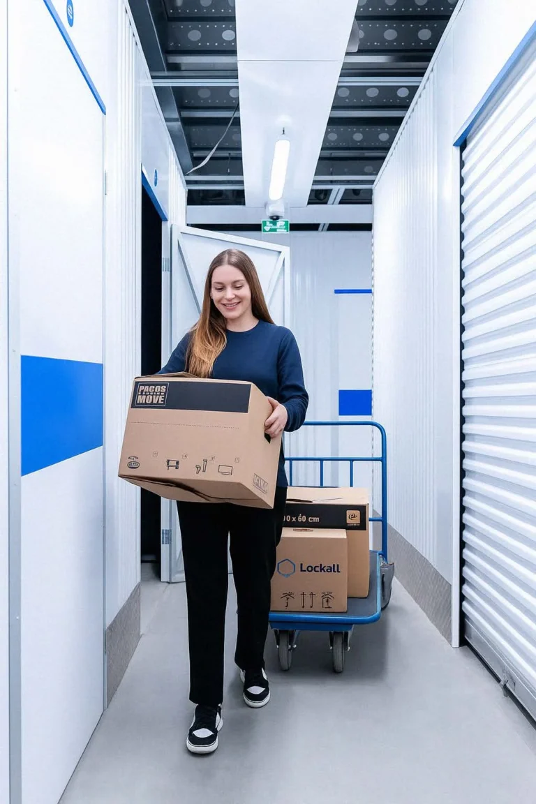 Photo d'une personne mettant un carton dans un box